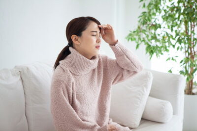 偏頭痛で悩む女性